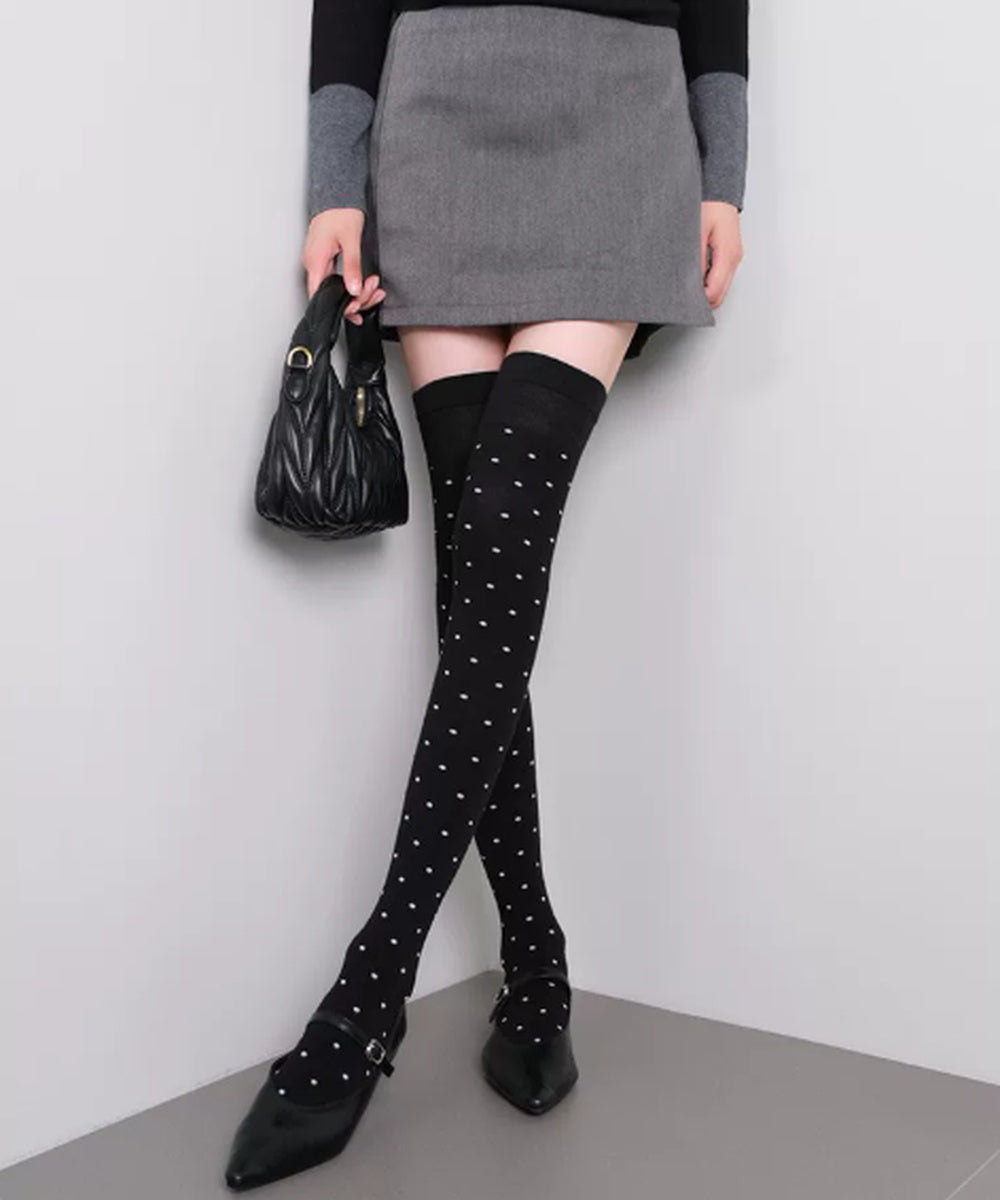 ドット柄ニーハイソックス 韓国風ガーリー レディース ロングソックス 大人可愛い 水玉柄 美脚靴下 長め 秋冬ソックス 伸縮性 オーバーニーソックス新作人気 白黒 88CXH-166