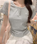 ワンポイントリボンTシャツレース配色半袖 レディース ヘンリーネック半袖T リボン刺しゅうタイトトップス 可愛いコンパクトtシャツ サイドギャザー 細身カットソー 90XINM-001